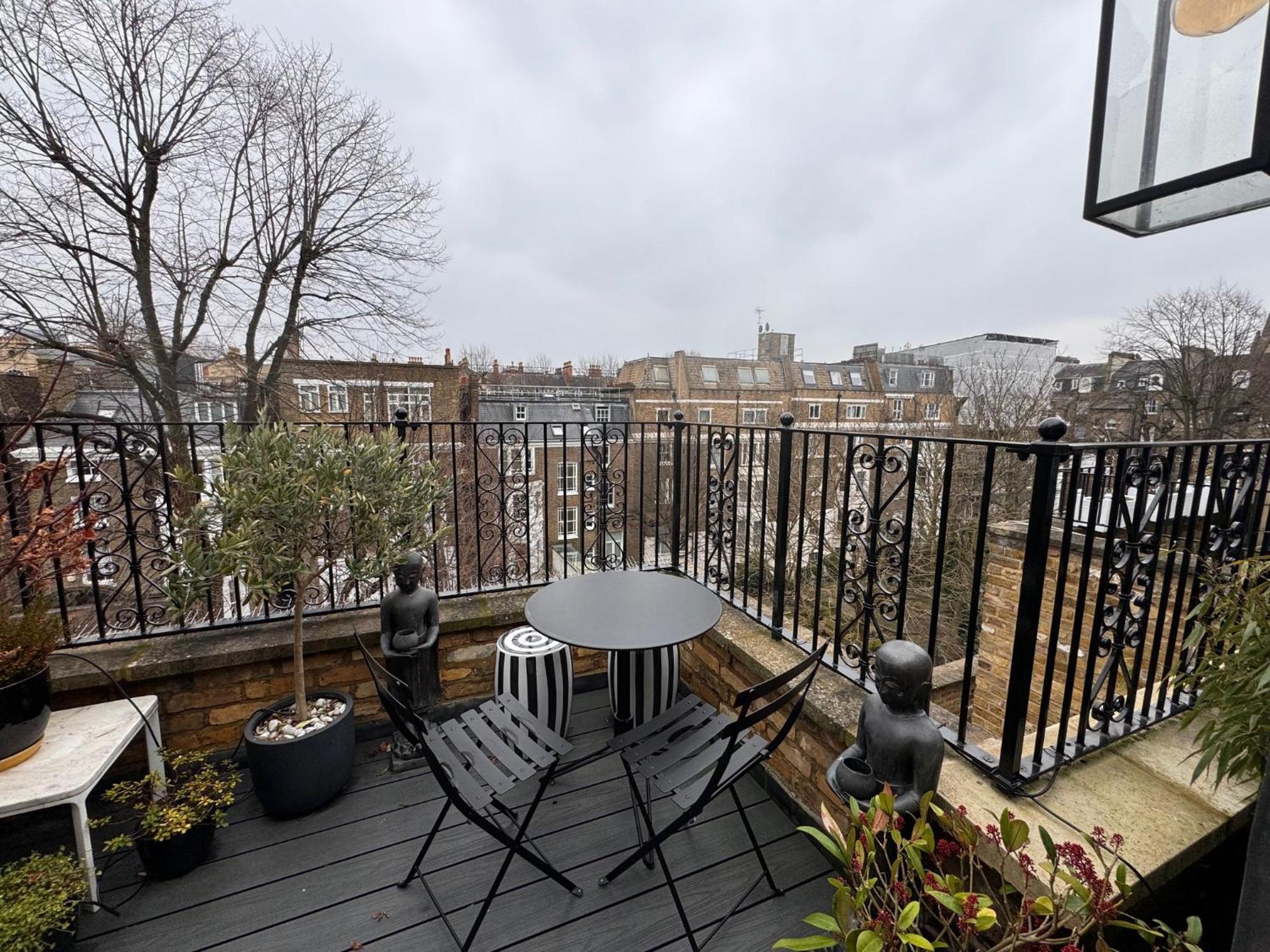 Chelsea, Three-bedroom Contemporary Living Duplex * Londra